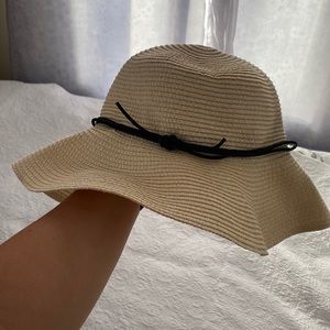 ARITZIA MAIN CHARACTER HAT